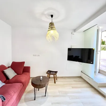 Erisa Ia Carihuela - *